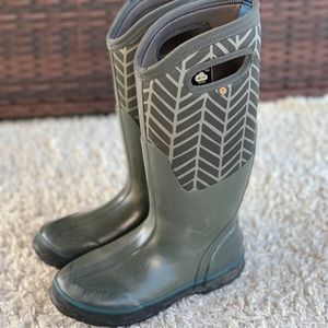 bogs classic tall badge